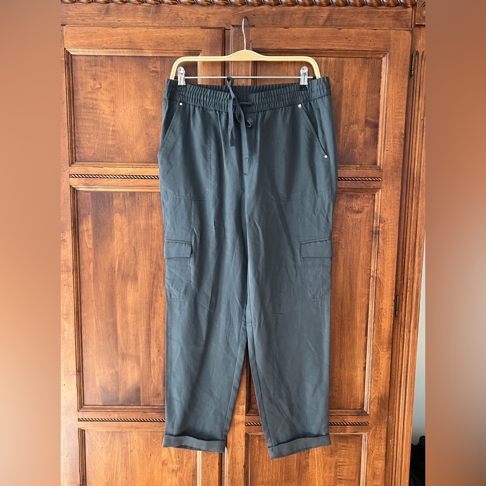 NWT Banana Republic Gray Cuffed Joggers | Size M | Cargo Pockets | Fall 2019